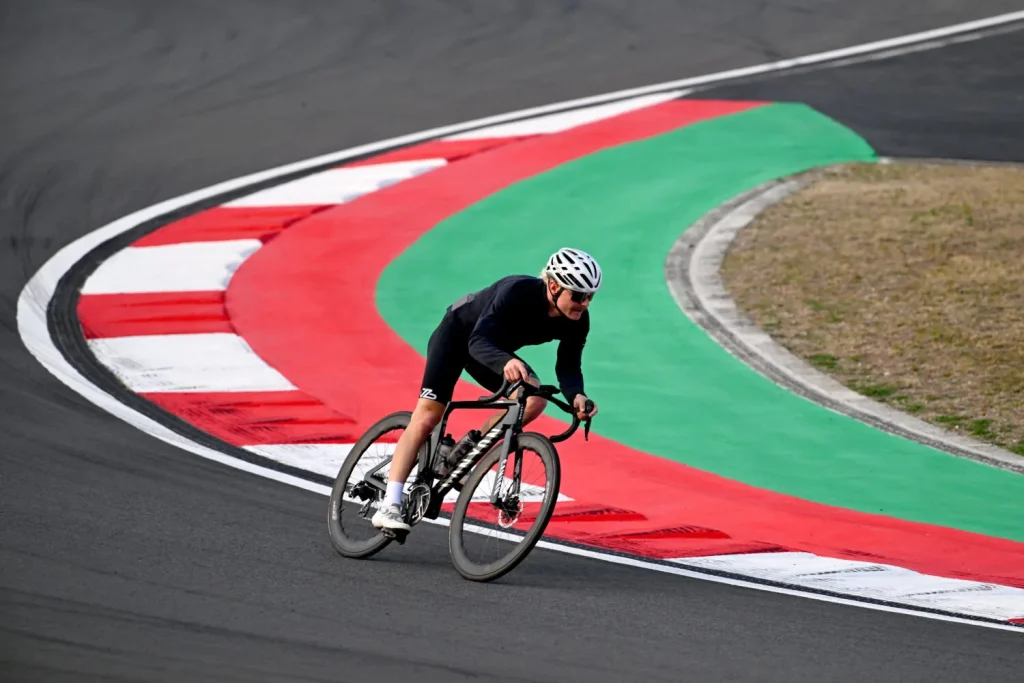PHOTO SERIES | Table tennis, cycling and laughing at memes in Shanghai