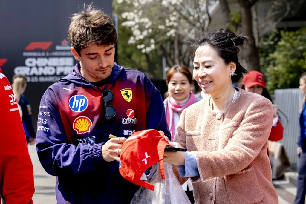 PHOTO SERIES | Table tennis, cycling and laughing at memes in Shanghai