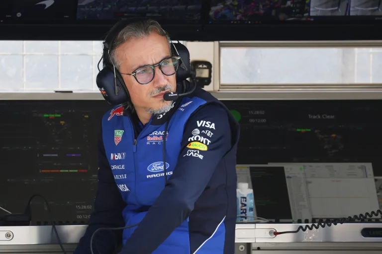 Mekies with hands in his hair in China: ‘From the first laps it has been a struggle’
