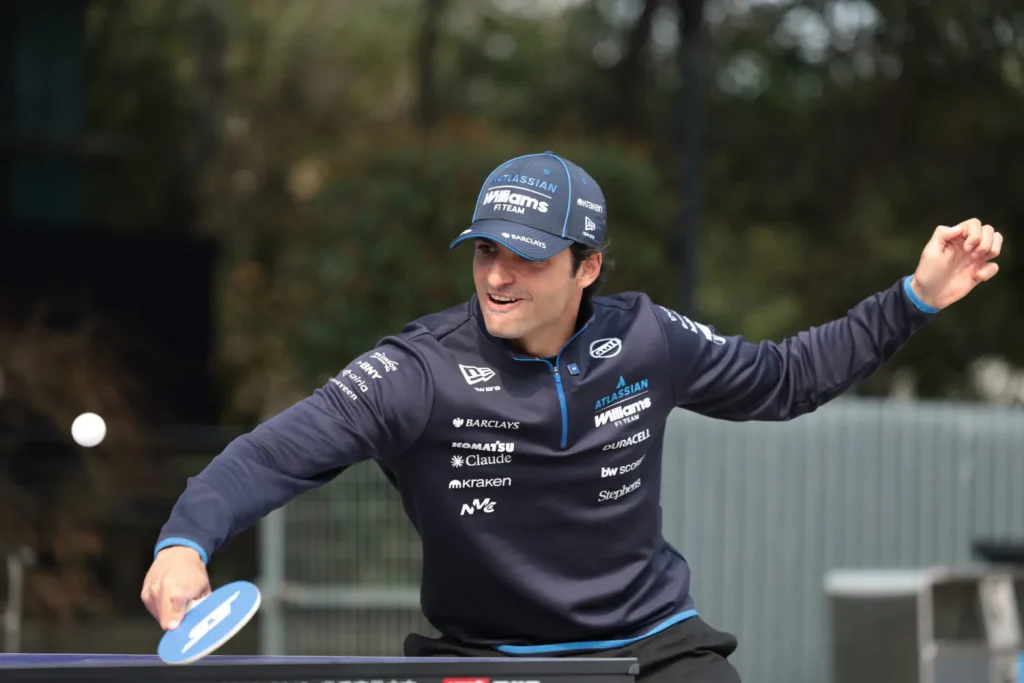 PHOTO SERIES | Table tennis, cycling and laughing at memes in Shanghai