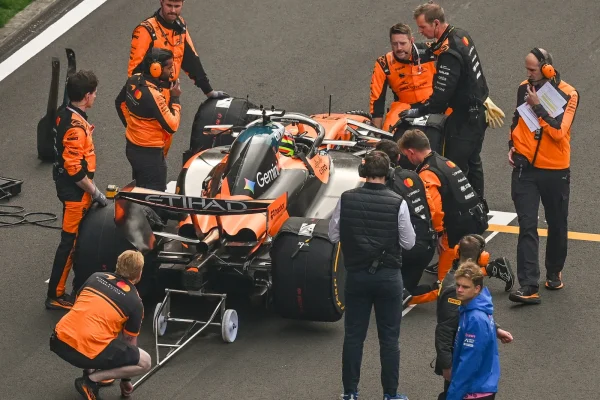 McLaren shares cause of double retirement at GP China: 'We couldn't do anything about it ourselves'