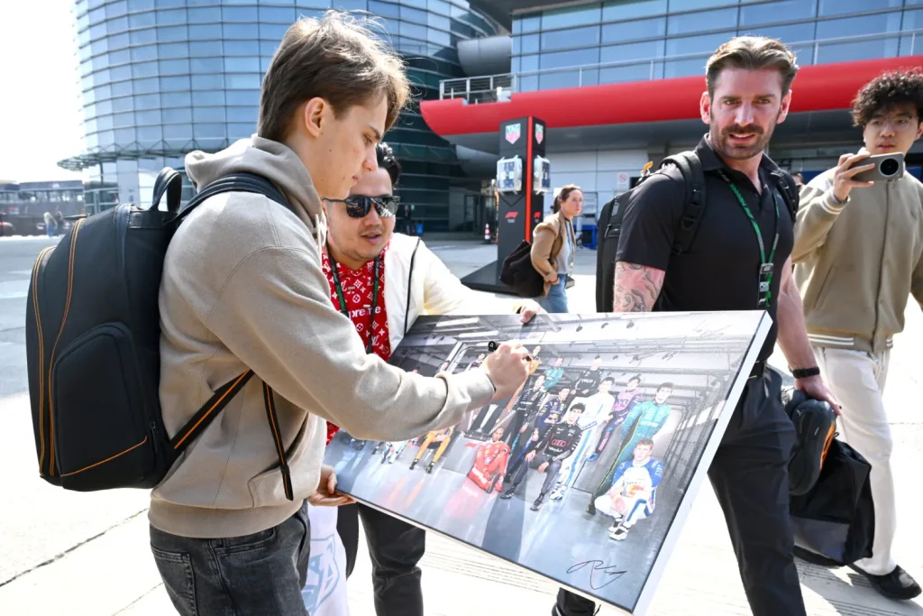 PHOTO SERIES | Table tennis, cycling and laughing at memes in Shanghai