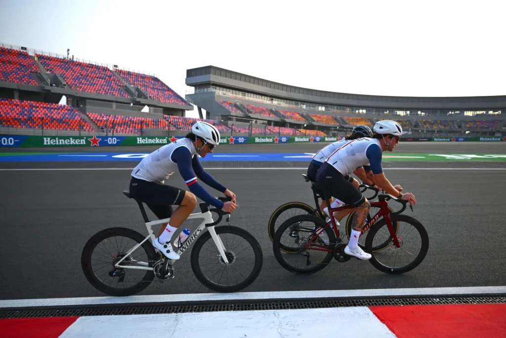 PHOTO SERIES | Table tennis, cycling and laughing at memes in Shanghai