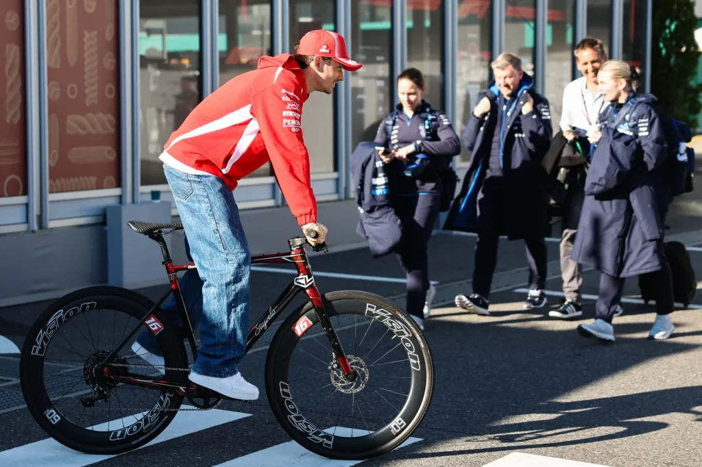 PHOTO SERIES | Impressive costumes and already a race between Ocon and Antonelli at Suzuka