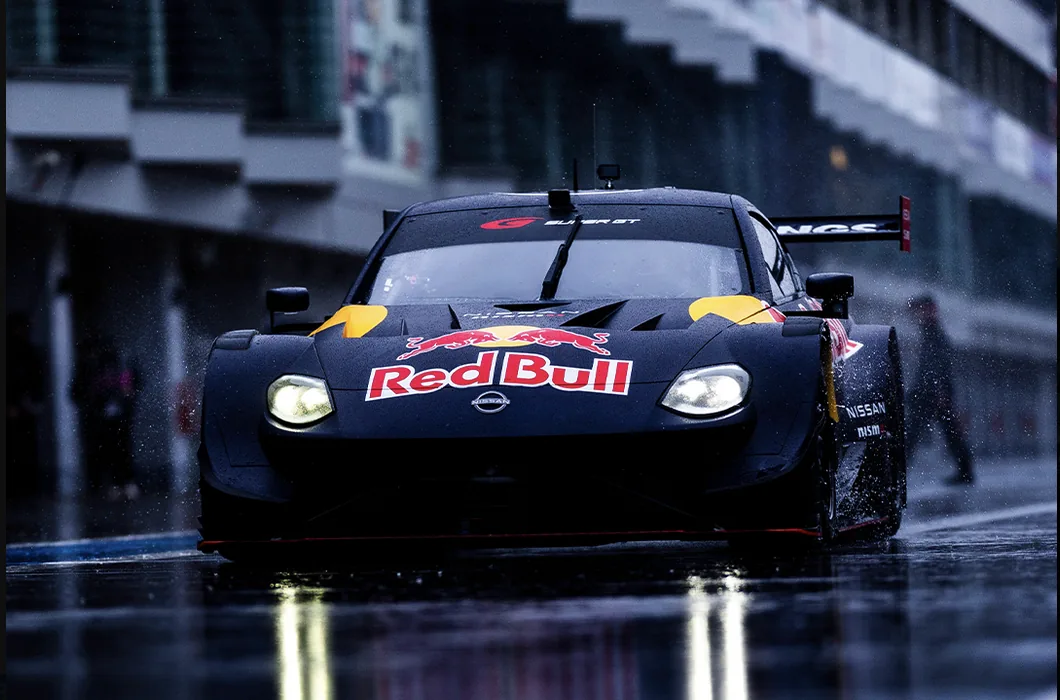 VIDEO: Verstappen beats experienced GT500 driver in debut in the rain