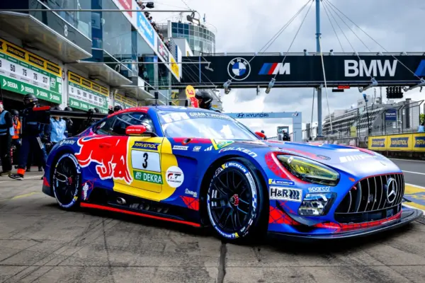 VIDEO: Team Verstappen back on the track for the final lap, Juncadella reaches the finish line
