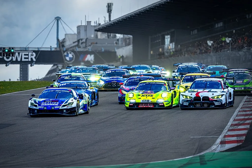 VIDEO: First crash at the Nürburgring a fact: Driver crashes into burning Porsche