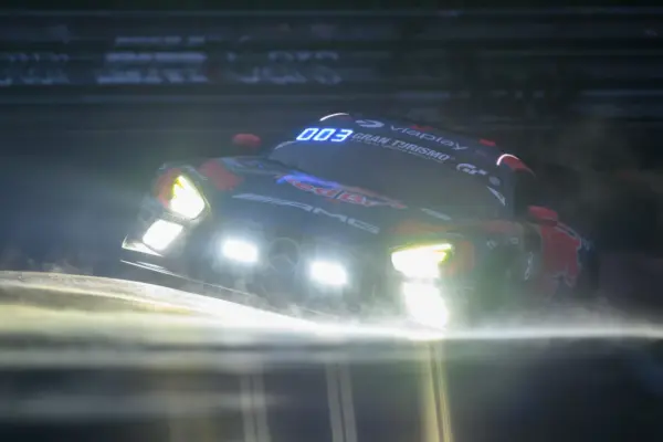 VIDEO: Max Verstappen starts night shift at the Nürburgring, chases the lead position