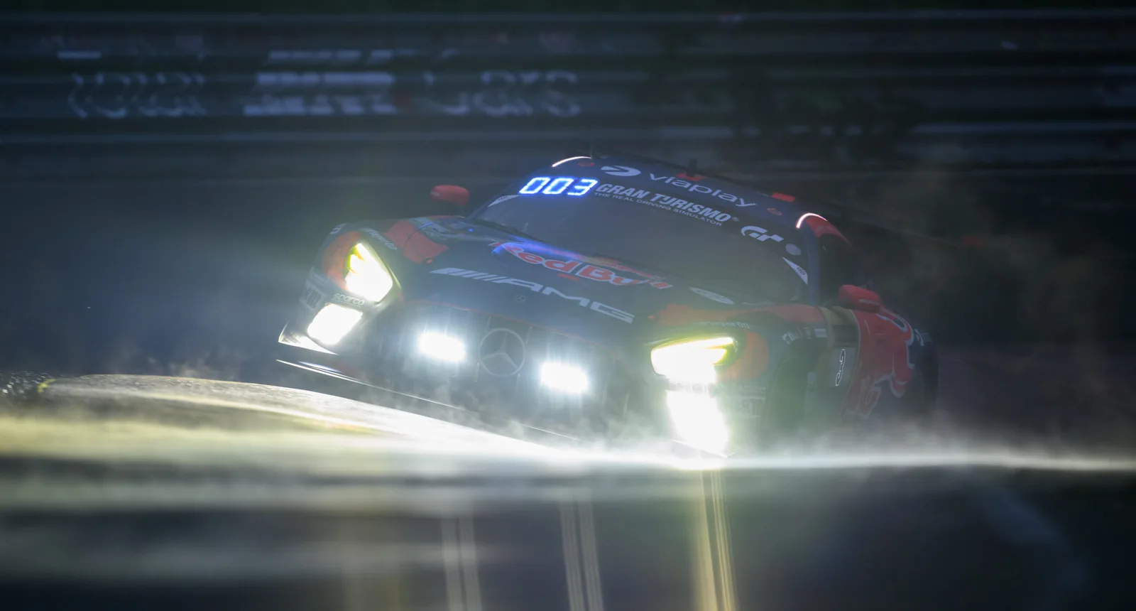 VIDEO: Max Verstappen starts night shift at the Nürburgring, chases the lead position