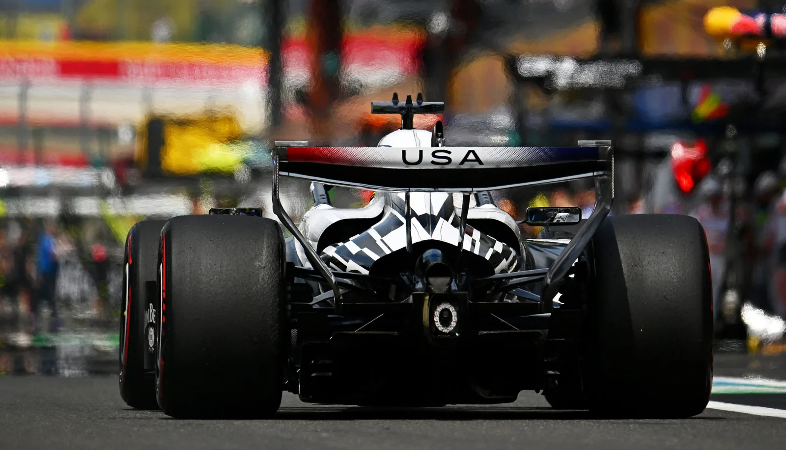 Cadillac says goodbye to asymmetrical F1 livery: ‘Reflects our strategy’