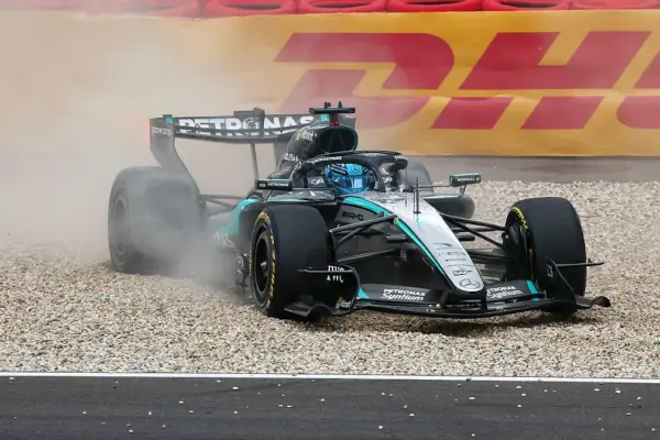 VIDEO: GP Belgium already over for George Russell, driver ends up in the gravel after collision with Hamilton