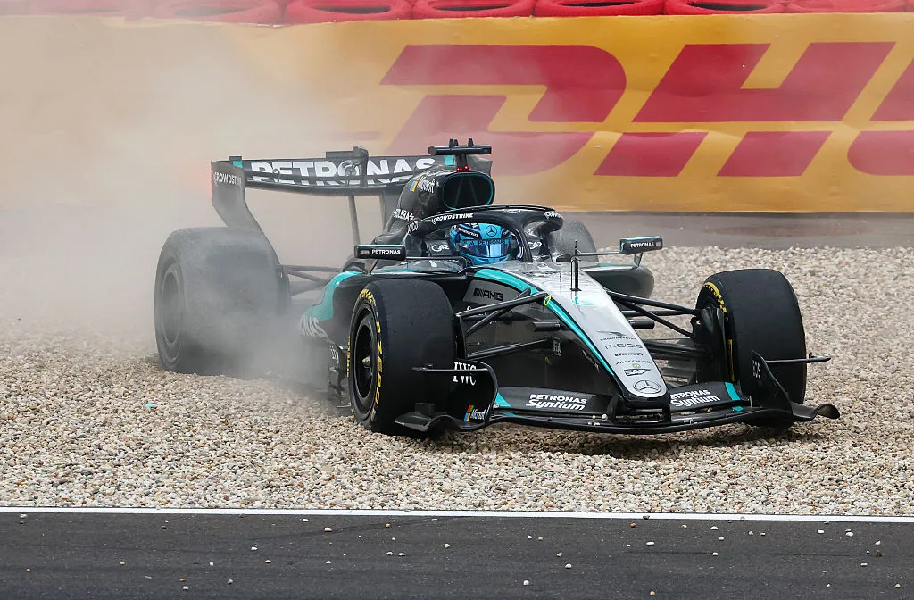 VIDEO: GP Belgium already over for George Russell, driver ends up in the gravel after collision with Hamilton