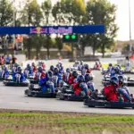 Max Verstappen takes on the challenge with a hundred karters! Read all about ‘Max vs. 100’ here