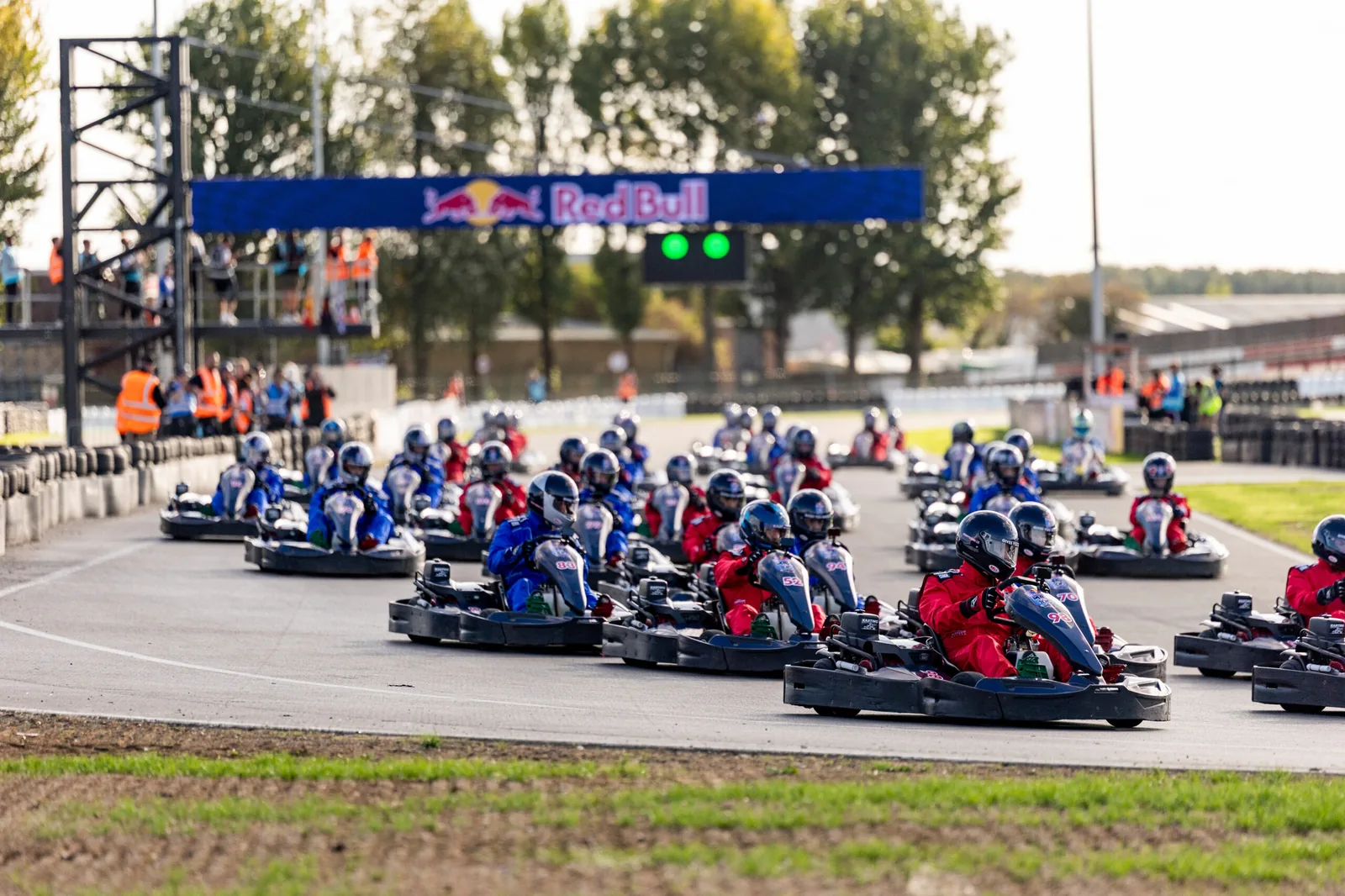 Max Verstappen takes on the challenge with a hundred karters! Read all about ‘Max vs. 100’ here